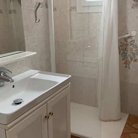 Apartment T2 De 39m2 Face Au Parc General De Gaulle A Balaruc-les-bains, Proche Des Thermes - Fr-1-503-144